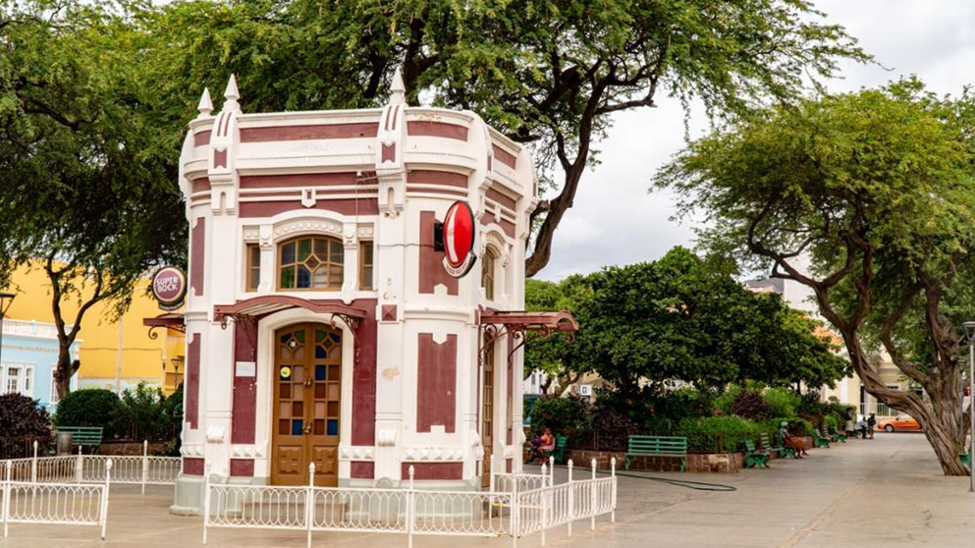 Largo do Madeiral/Praça Baltazar Lopes da Silva - mindelolife.com