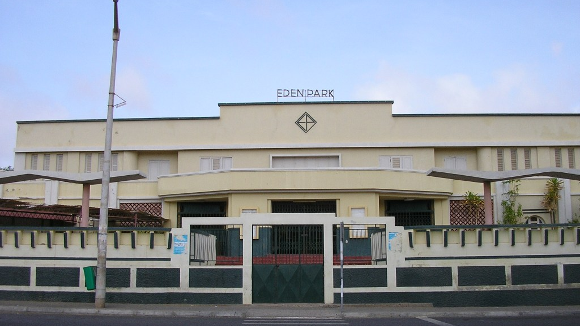 Exterior of the former Eden Park cinema in Mindelo.