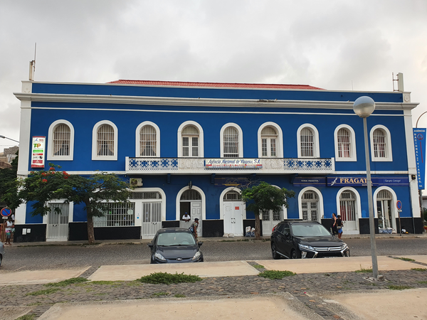 Agência Nacional de Viagens and a Fragata supermarket branch near Praça Dom Luís in Mindelo.