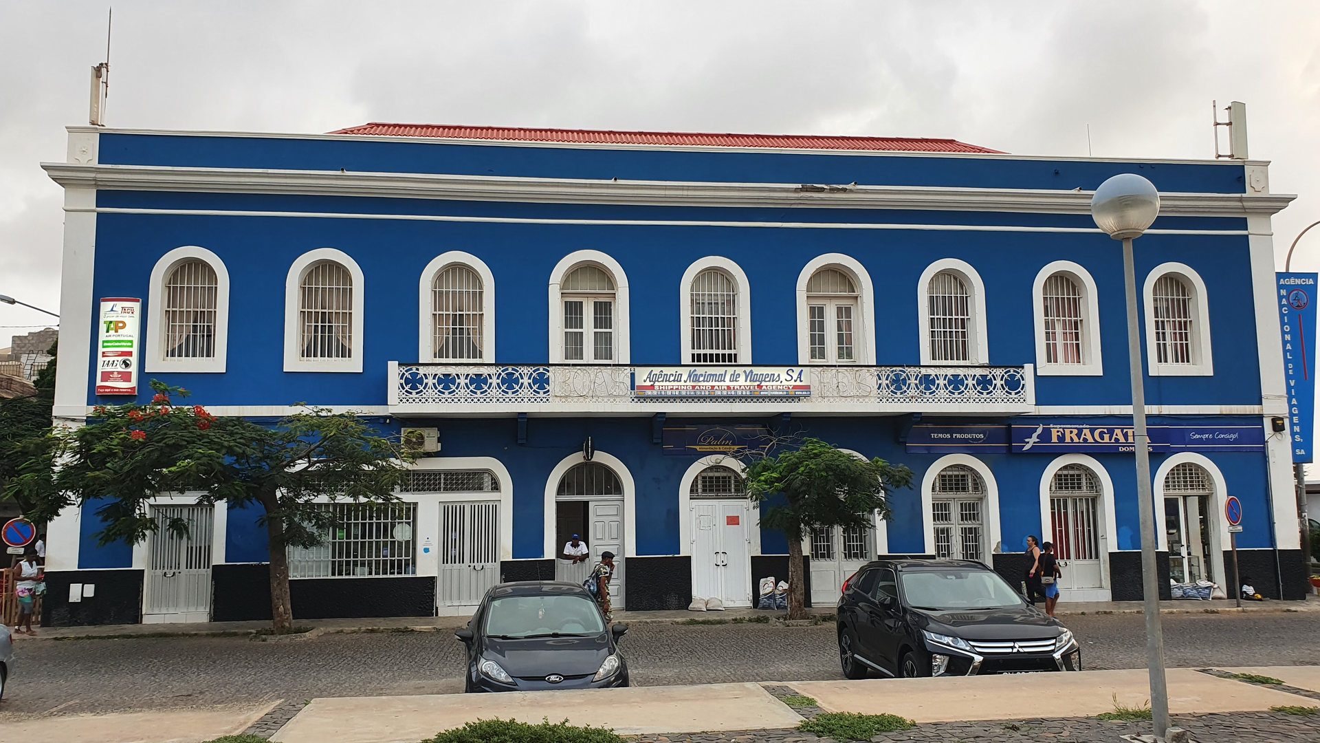 Agência Nacional de Viagens and a Fragata supermarket branch near Praça Dom Luís in Mindelo.