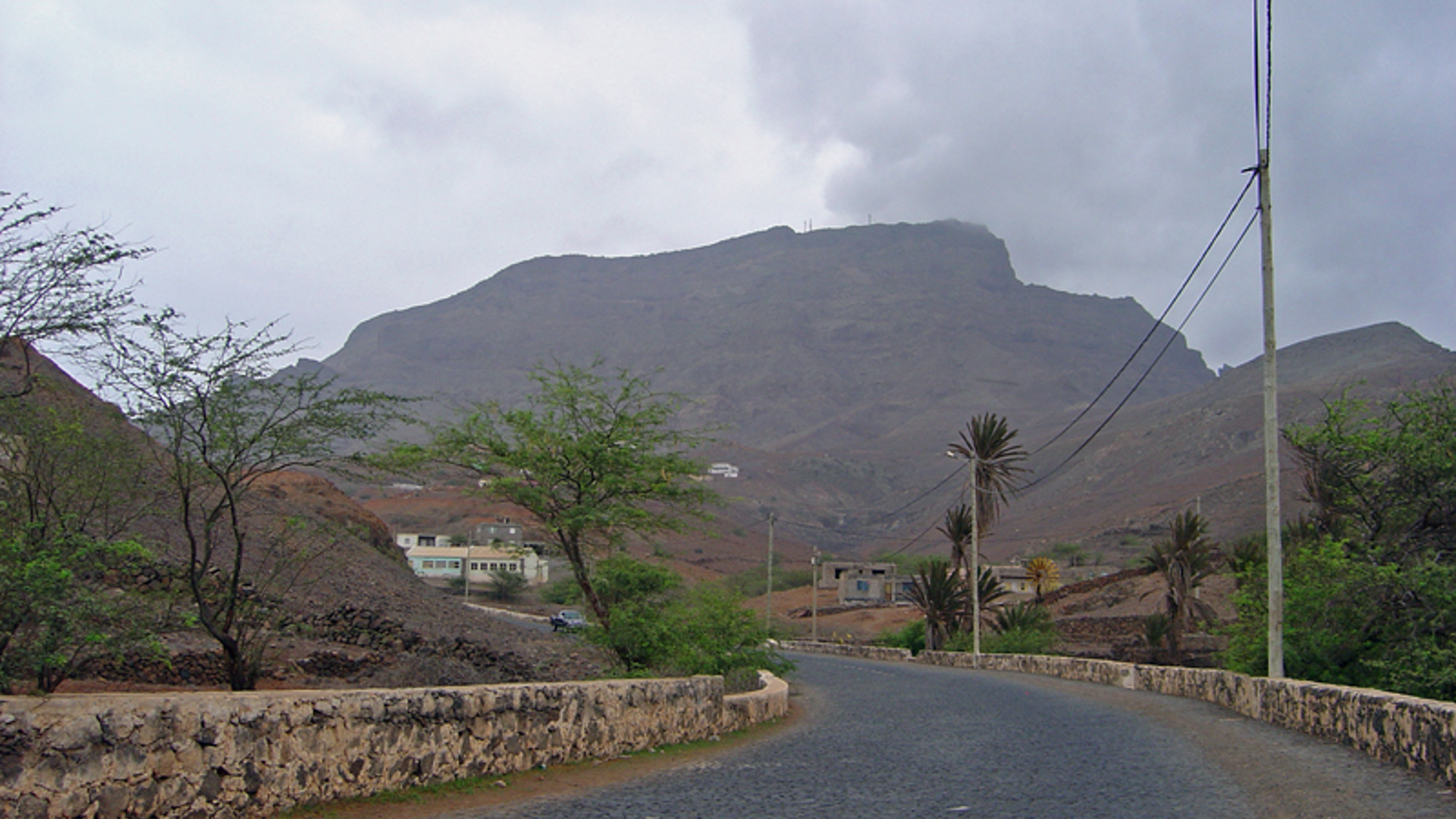 The settlement of Lameirão with Monte Verde in the background.