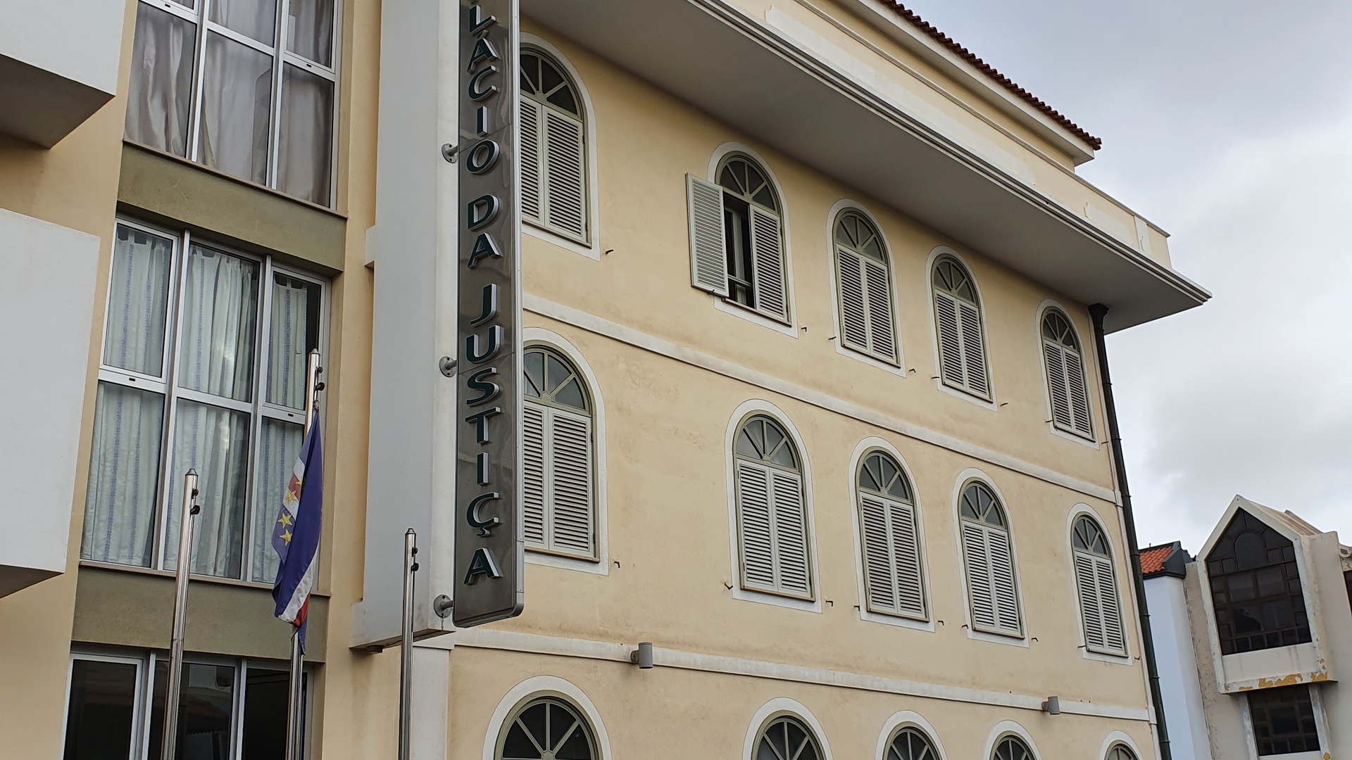 Front view of the Palácio da Justiça in Mindelo.