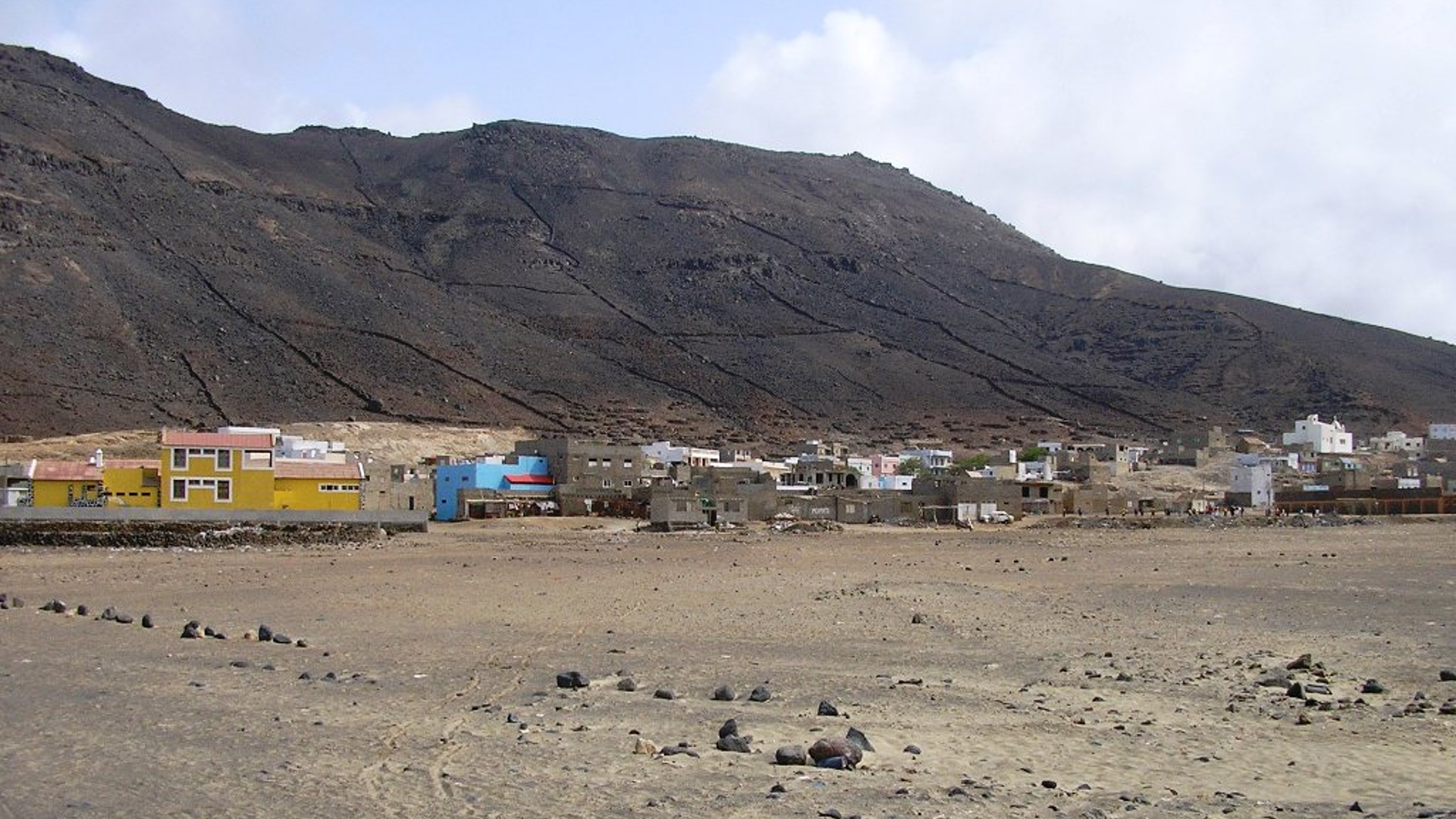 View across the fishing village of Salamansa on São Vicente.